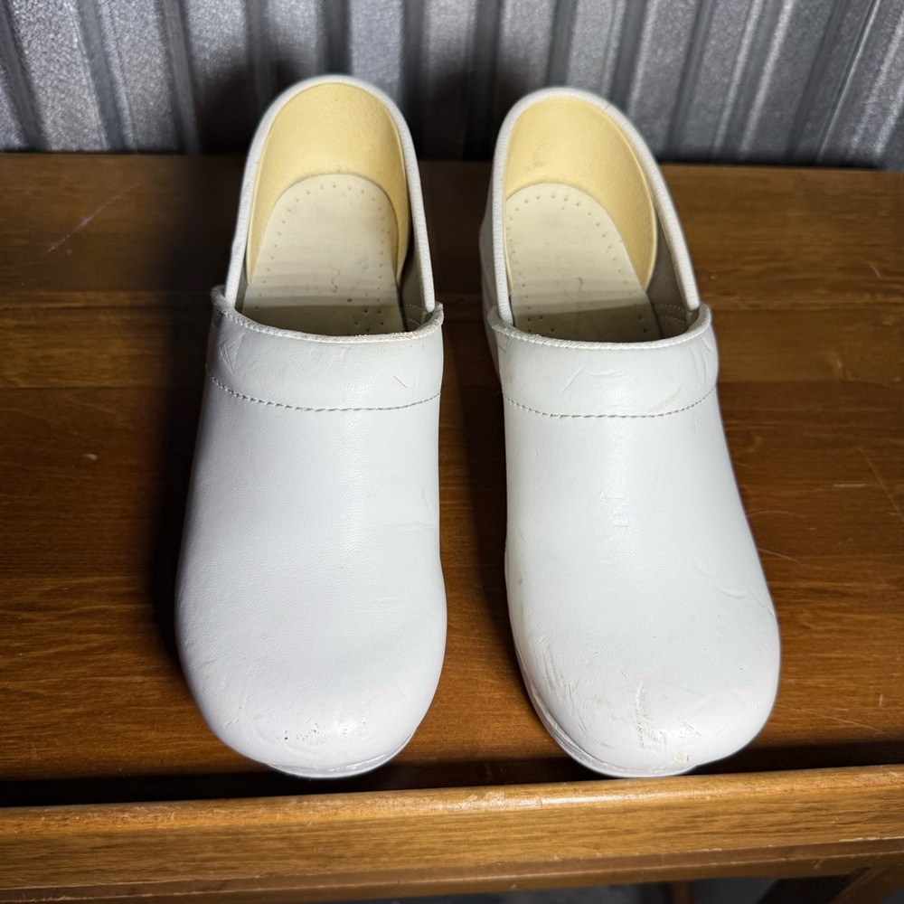 White Leather Dansko Clogs Size 39 New With Defects, No Box, Professional, Nurse - Picture 2 of 12